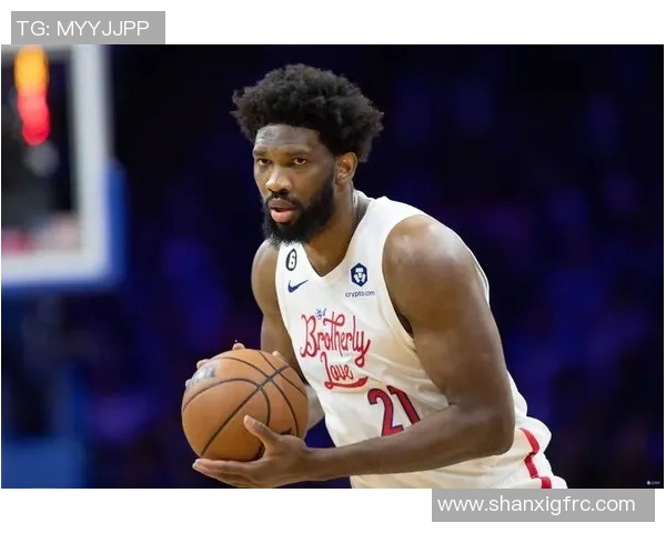 乔尔恩比德如何在NBA赛场上展现统治力与领导才能的精彩历程
