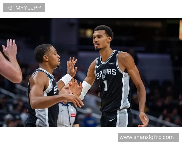 鹈鹕与马刺激战四月十六NBA季后赛争夺战精彩回顾与分析